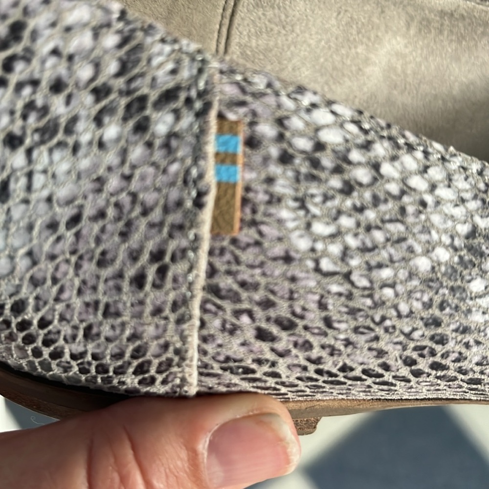 Python print flats by Tom. Size 10. - Picture 6 of 7